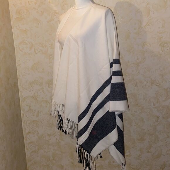 NWOT! Nordstrom’s Hinge Poncho!  - Picture 7 of 7